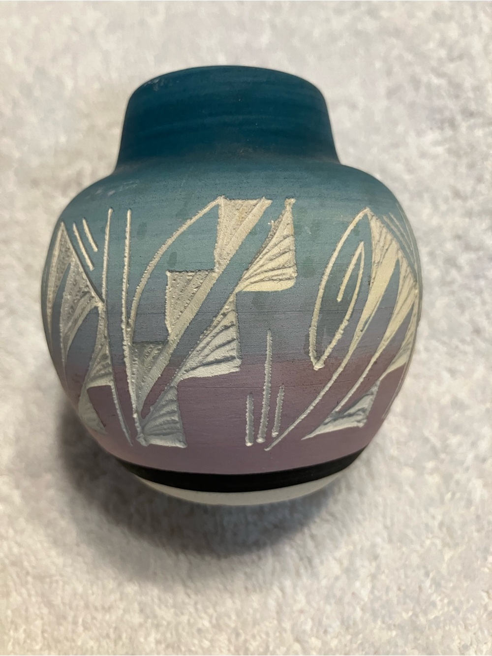 Vintage Native American Taik Ute ceramic vase. Sgraffito.